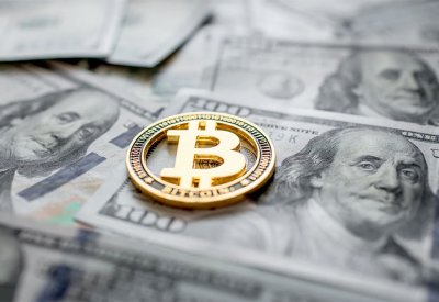 الدولار يتراجع قبيل تقرير التضخم في أميركا والبتكوين يرتفع