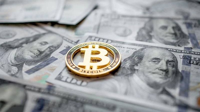 الدولار يتراجع قبيل تقرير التضخم في أميركا والبتكوين يرتفع