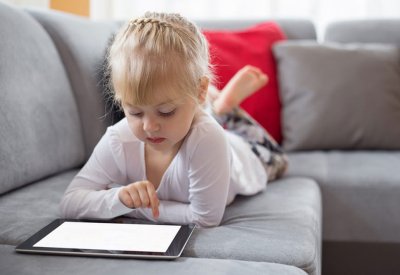 كيف تؤثر القراءة الإلكترونية على أطفالنا؟ دراسة صادمة تجيب