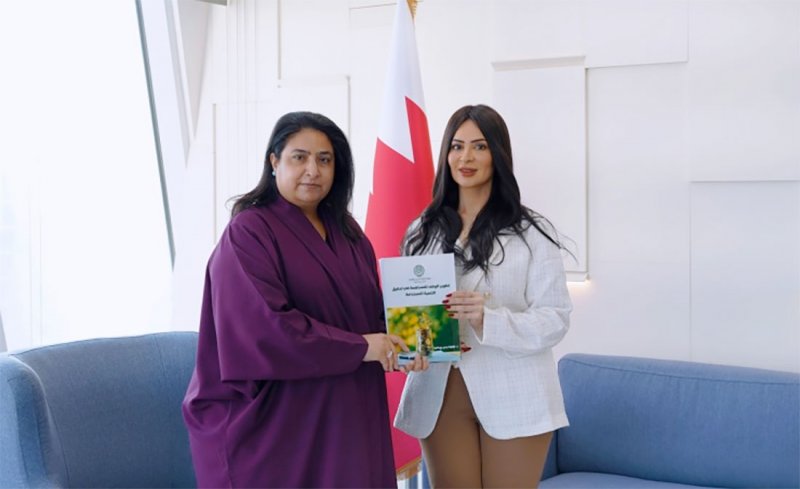 المدير العام لمعهد الإدارة العامة تتسلم نسخة من إصدار "تطوير الوقف للمساهمة في تحقيق التنمية المستدامة"