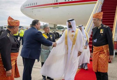 بالصور: ناصر بن حمد يصل بروناي دار السلام لحضور حفل زواج الأمير عبدالمتين