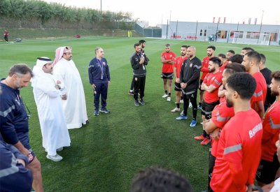 سمو الشيخ خليفة بن علي يلتقي بالجهاز الفني واللاعبين