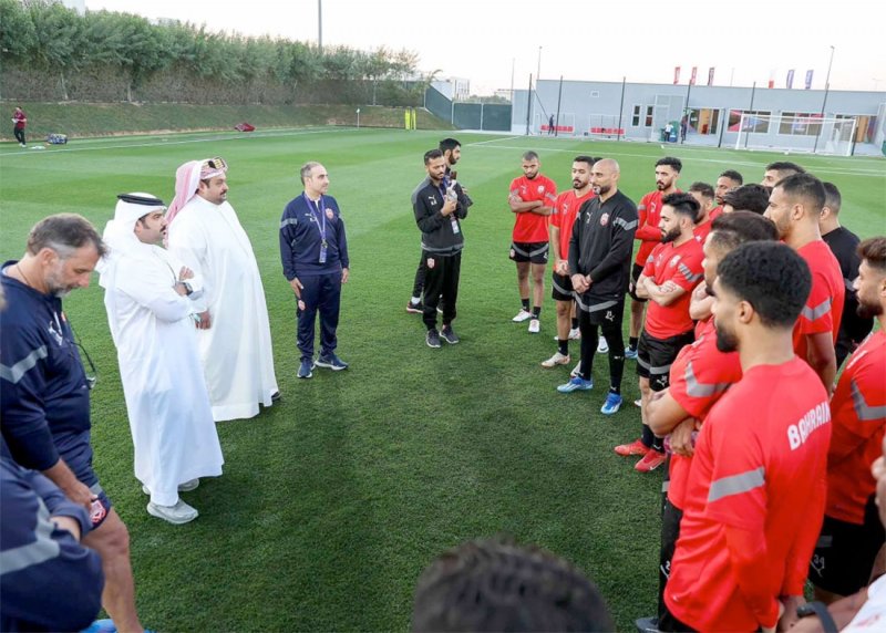 سمو الشيخ خليفة بن علي يلتقي بالجهاز الفني واللاعبين