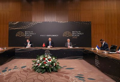 وزير خارجية أوكرانيا يفكر بـ"تسديد لكمه" لنظيره الروسي لافروف