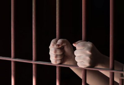 السجن 10 سنوات والغرامة لمتهمة في جريمة الاتجار بالأشخاص