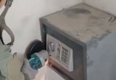 فيديو.. جنود إسرائيليون يفتحون خزنة بمنزل استولوا عليه بغزة