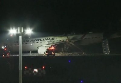 بعد أسبوعين على حادث مماثل.. اصطدام طائرتين في مطار ياباني ولا ضحايا