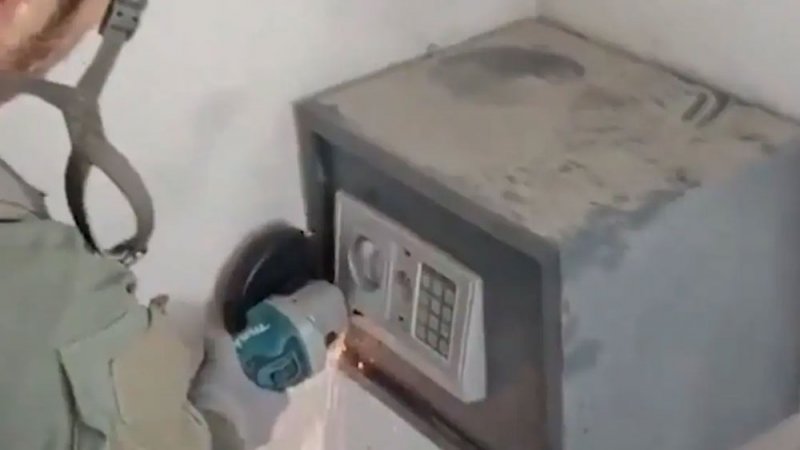 فيديو.. جنود إسرائيليون يفتحون خزنة بمنزل استولوا عليه بغزة
