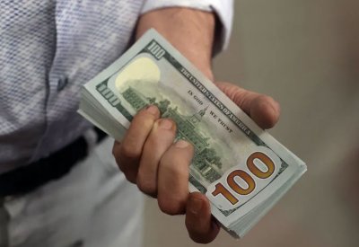 تصريحات لمسؤول بالفيدرالي ترفع الدولار لأعلى مستوى في شهر