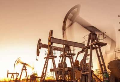 النفط يتراجع بعد بيانات صينية ضعيفة وصعود الدولار