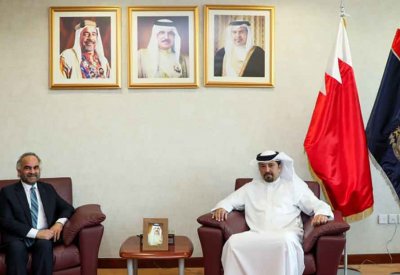 رئيس الجمارك يسلم الرئيس التنفيذي لشركة بابكو للتكرير شهادة المشغل الاقتصادي المعتمد الخليجي