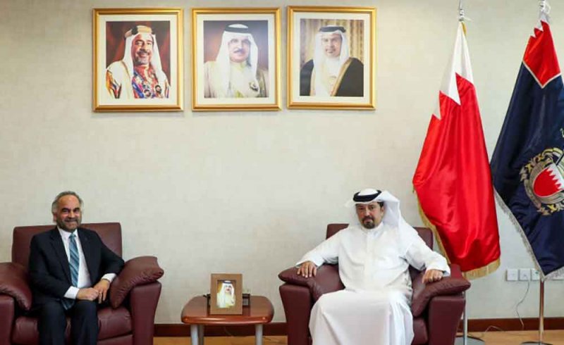 رئيس الجمارك يسلم الرئيس التنفيذي لشركة بابكو للتكرير شهادة المشغل الاقتصادي المعتمد الخليجي