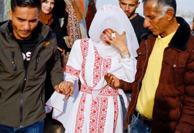عروسان من غزة يحتفيان بزفافهما رغم القصف والحصار