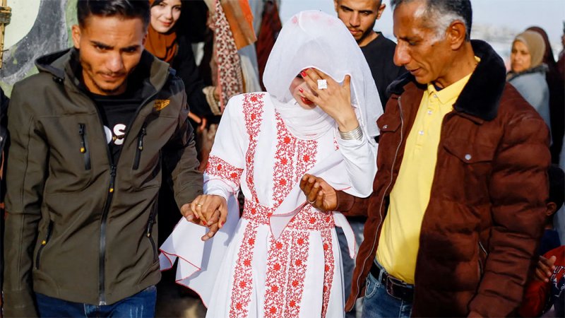 عروسان من غزة يحتفيان بزفافهما رغم القصف والحصار