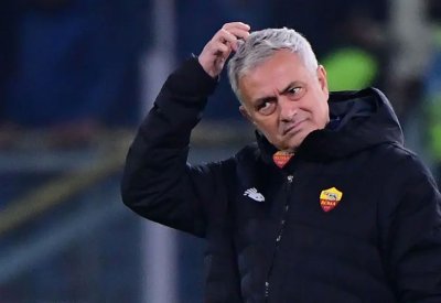 مورينيو يصل برشلونة ويثير الشكوك