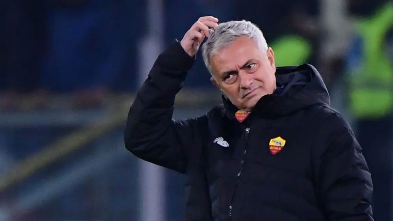 مورينيو يصل برشلونة ويثير الشكوك