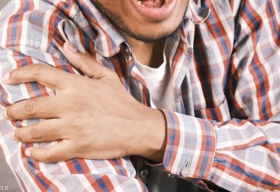 الكتف المتجمدة واليد المخلبية.. دليل قوي على مرض "خطير"