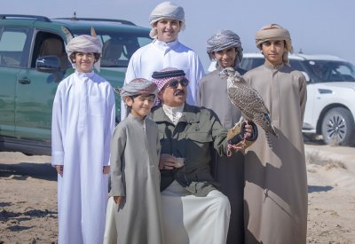 ناصر بن حمد ينشر صورة لملك البلاد المعظم مع أحفاد جلالته الكرام