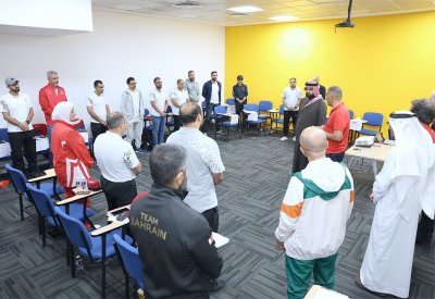 سمو الشيخ عيسى بن علي يشهد دورة المستوى الرابع للمدربين ودورة الادارة الرياضية ويلتقي المحاضر الكندي