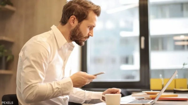 الجلوس لفترة طويلة أثناء العمل.. خطر يعادل "التدخين"