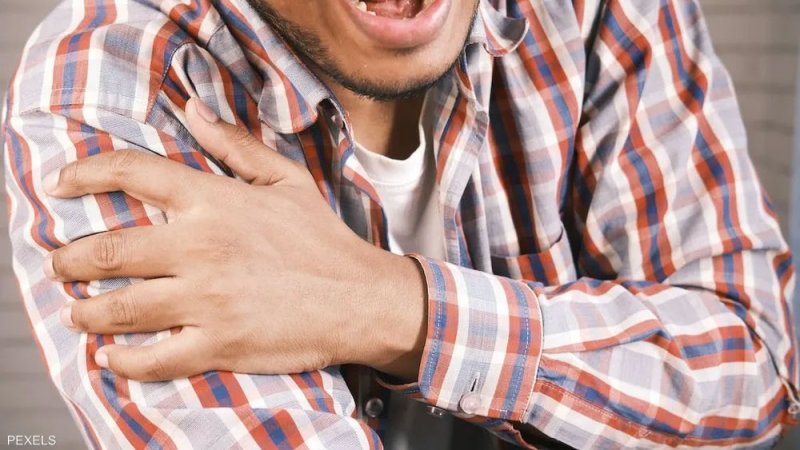 الكتف المتجمدة واليد المخلبية.. دليل قوي على مرض "خطير"