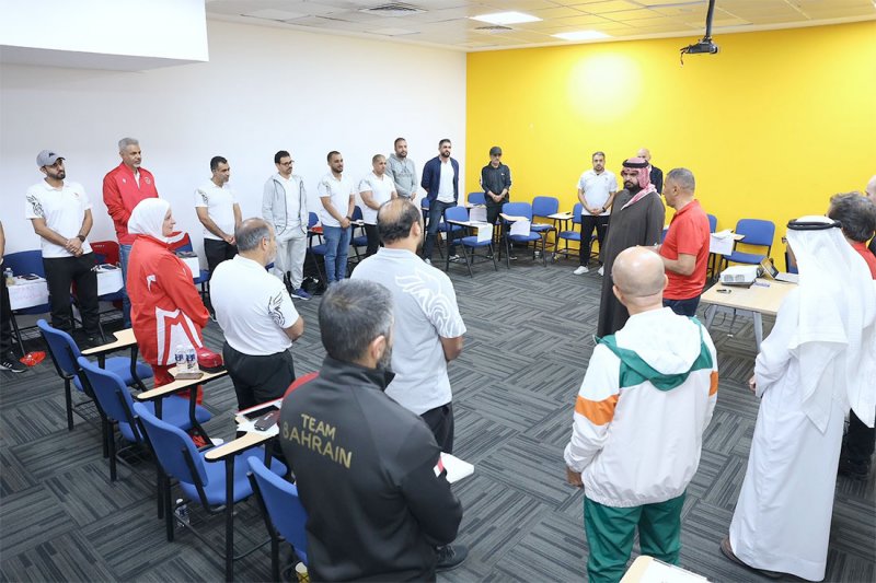 سمو الشيخ عيسى بن علي يشهد دورة المستوى الرابع للمدربين ودورة الادارة الرياضية ويلتقي المحاضر الكندي