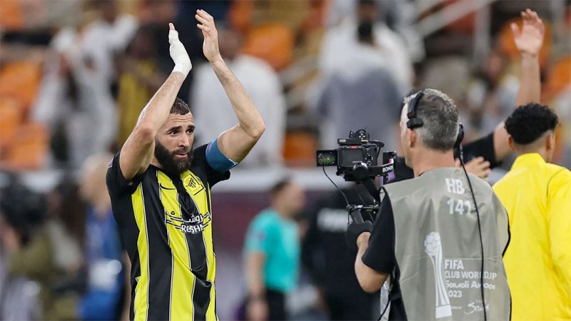 بنزيمة يطلب الرحيل "مؤقتا" عن اتحاد جدة