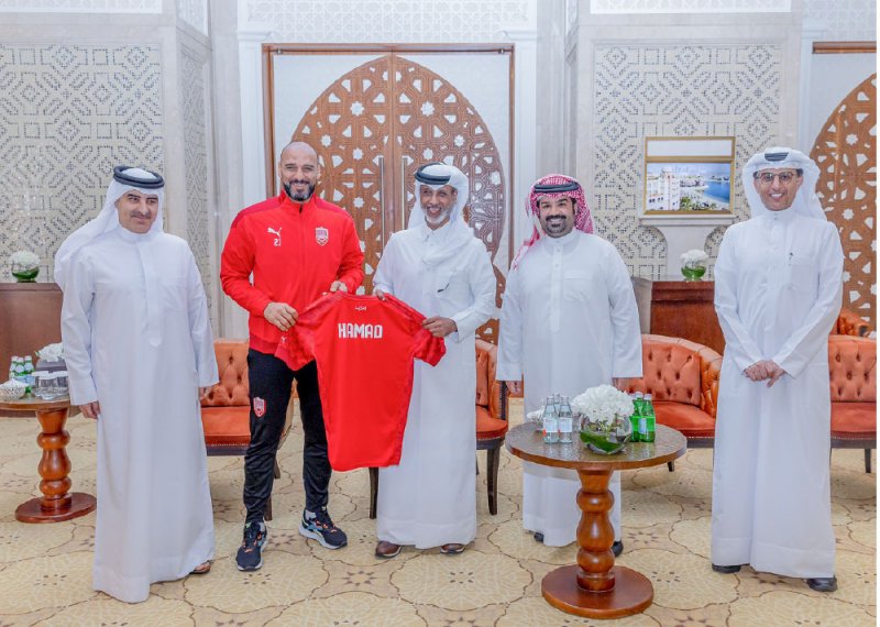 رئيس اللجنة المنظمة لكأس آسيا يزور بعثة “الأحمر”