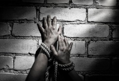 إحالة متهمة إلى المحاكمة الجنائية بتهمتي الاتجار بالأشخاص في العمل القسري وحجز الحرية