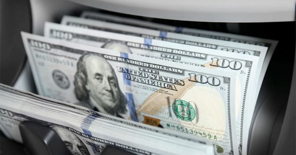 الدولار عند أعلى مستوى في شهرين والين قرب منطقة احتمال التدخل