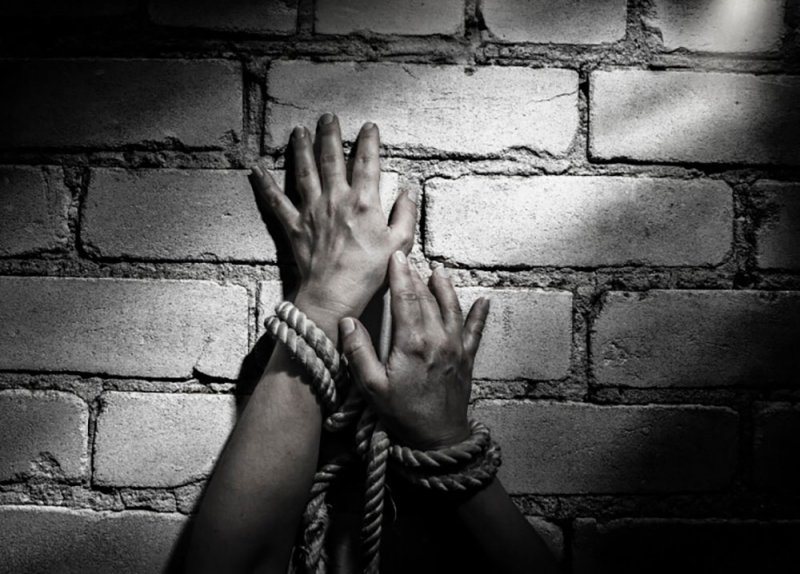 إحالة متهمة إلى المحاكمة الجنائية بتهمتي الاتجار بالأشخاص في العمل القسري وحجز الحرية