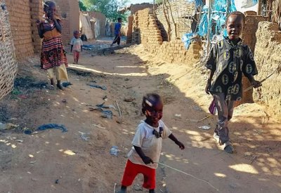 قتل فيها الآلاف... قاض دولي يزور معسكرات لاجئين بالسودان