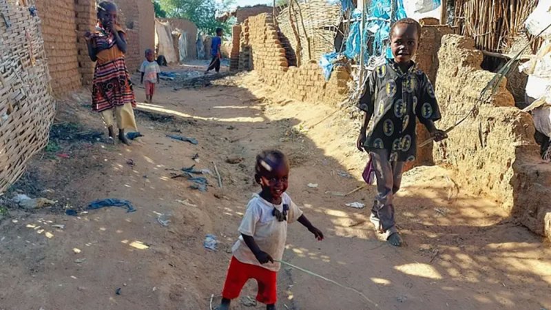 قتل فيها الآلاف... قاض دولي يزور معسكرات لاجئين بالسودان