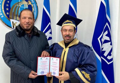منح الفنان الكويتي عبدالعزيز المسلّمْ  شهادة ”بروفيسور فخرية“