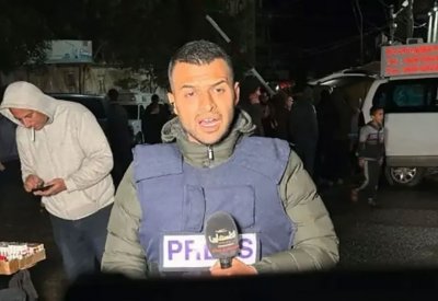 بالفيديو: على الهواء مباشرة.. مراسل يترنح ثم يسقط أرضاً في غزة