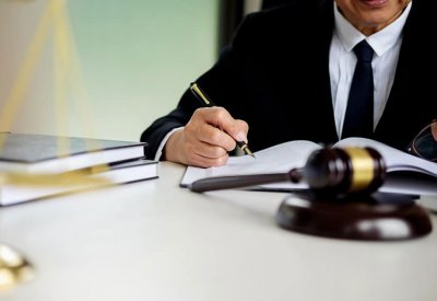 شطب 14 محاميًا من جدول المحامين