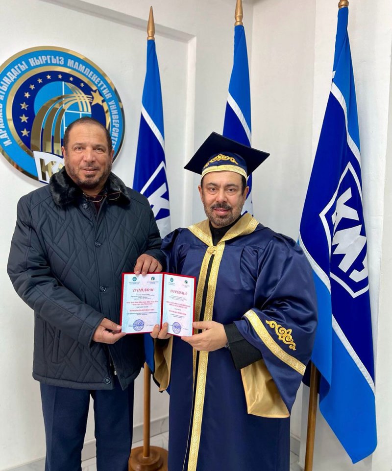 منح الفنان الكويتي عبدالعزيز المسلّمْ  شهادة ”بروفيسور فخرية“