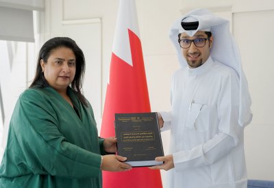 المدير العام لمعهد الإدارة العامة تستلم نسخة من أطروحة دكتوراه
