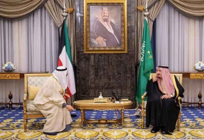 خادم الحرمين الشريفين يستعرض مع أمير دولة الكويت العلاقات الثنائية بين البلدين