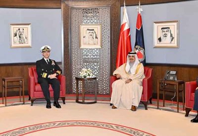 وزير الداخلية يستقبل قائد الأسطول الخامس الأمريكي بمناسبة انتهاء فترة عمله