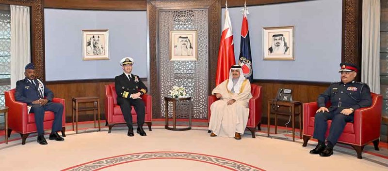 وزير الداخلية يستقبل قائد الأسطول الخامس الأمريكي بمناسبة انتهاء فترة عمله