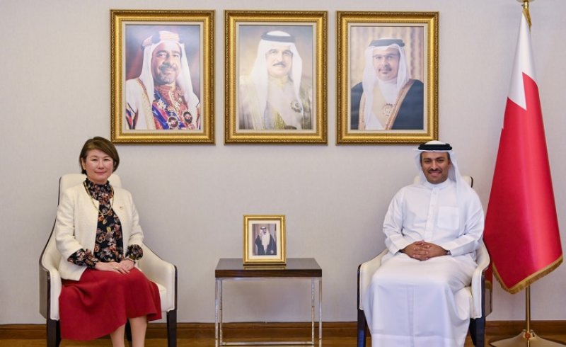 وزير الإعلام يستقبل سفيرة اليابان لدى مملكة البحرين