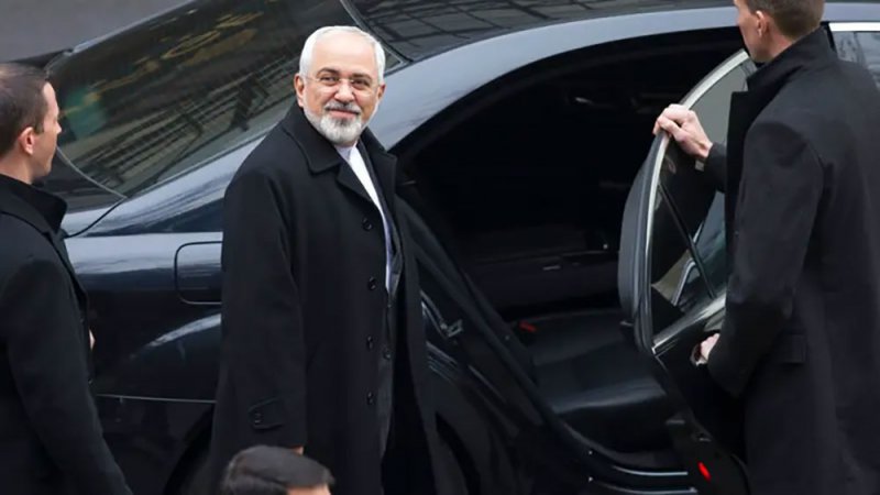 لتفادي ضربات أميركية.. طهران تتأهب وخامنئي يستنجد بظريف