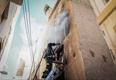 بالصور: إصابة شخصين في حريق مبنى بالمنامة