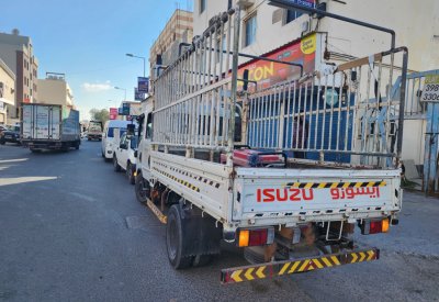 بالصور: الشاحنات والحافلات تغلق شوارع سلماباد