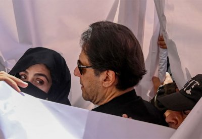 سجن عمران خان وزوجته 7 سنوات لانتهاك "قانون الزواج"