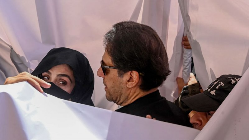 سجن عمران خان وزوجته 7 سنوات لانتهاك "قانون الزواج"
