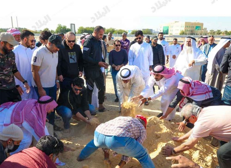بالصور: فنانو البحرين يلقون النظرة الأخيرة على السعداوي