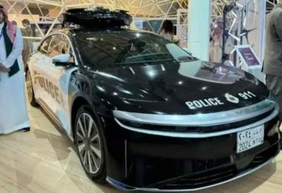 الداخلية السعودية تعرض أول سيارة أمنية ذكية.. ترصد المخالفات وتتعرف على المطلوبين