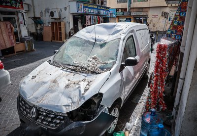 بالصور: أضرار جراء سقوط شرفة مبنى في القضيبية